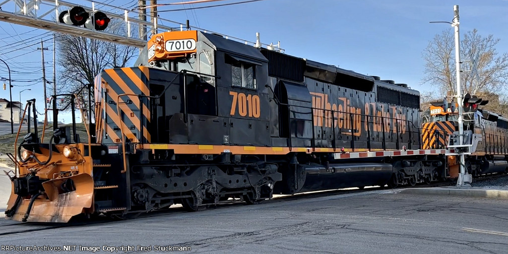 WE 7010 and the Wheeling crew bring the stone into town.
